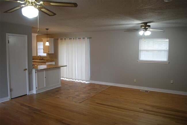 Building Photo - 1701 Parkview Terrace