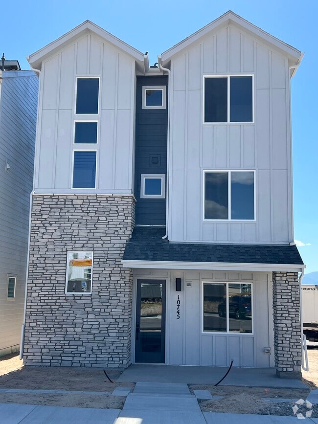 Building Photo - 10745 Lewanee Pt