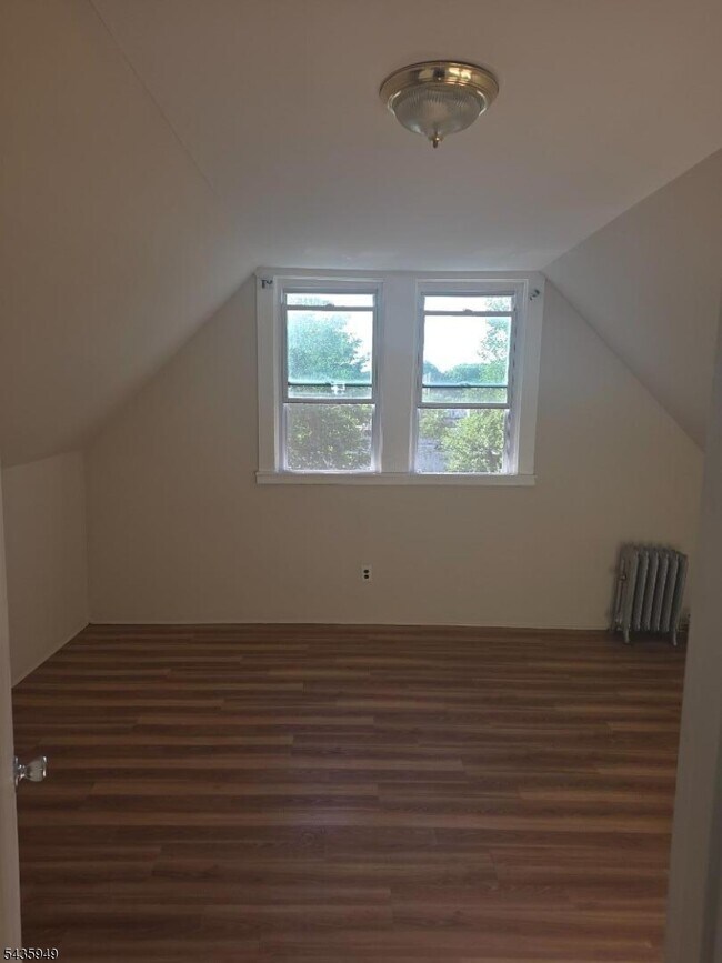Foto del edificio - 155 N Maple Ave