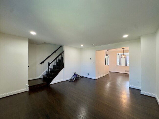 Building Photo - Charming 3 Bedroom/2 Bathroom Townhome with Smart Appliances in Eastwood, Baltimore, MD!