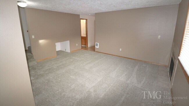 Building Photo - 3 Bedroom, 2.5 Bathroom Duplex Centrally L...