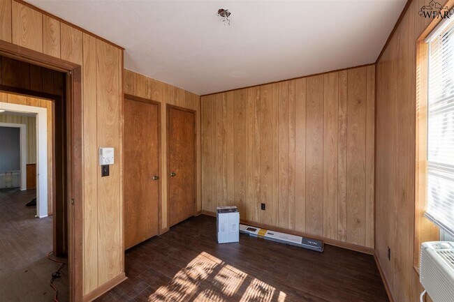 Building Photo - 923 Lutz Rd