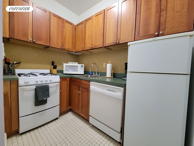 Building Photo - 344 E 51st St