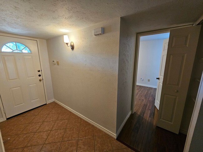 Foto del edificio - Available Now!