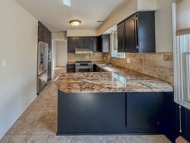 Building Photo - Spacious Home