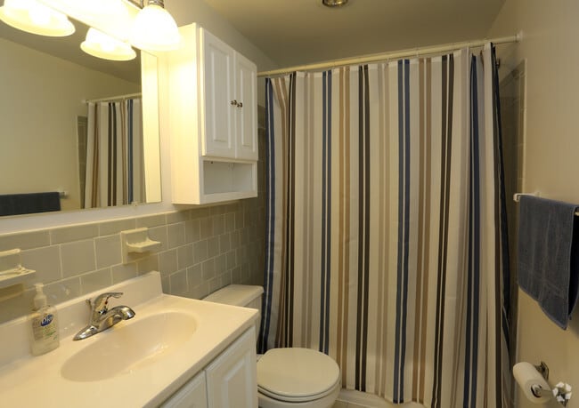 COMO: baño - Riverview Apartments