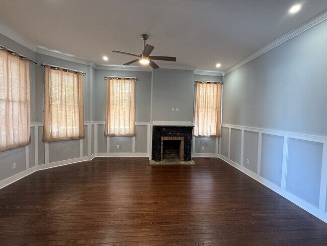 Building Photo - MOVE IN READY