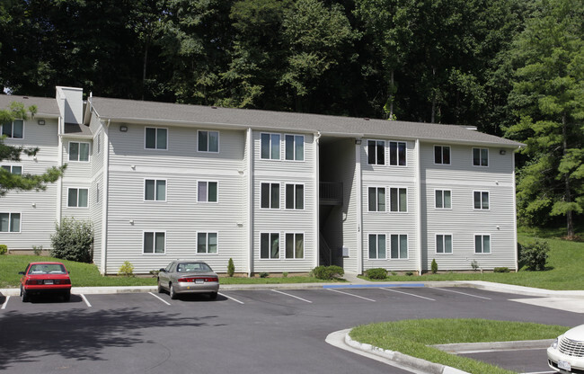 Building Photo - Woodlands at Bristol Apartments