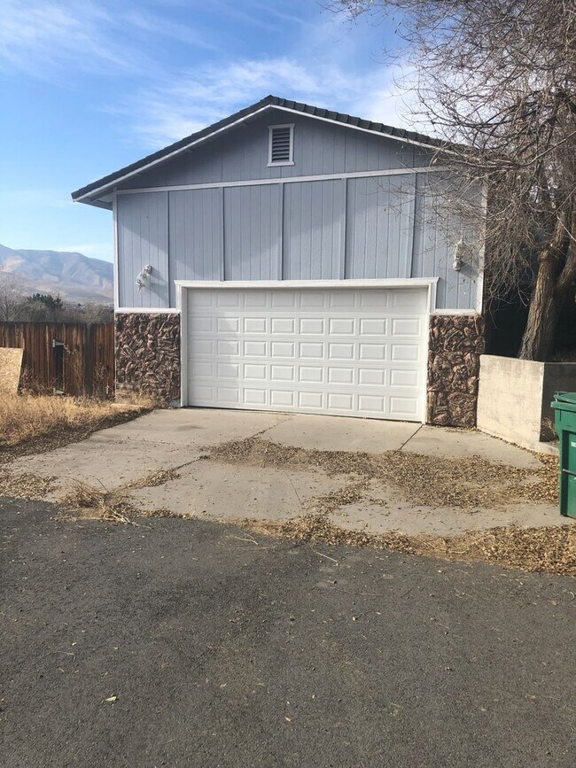 Foto del edificio - $3300 - FANTASTIC HOME ON ACRE - DAY BASEM...