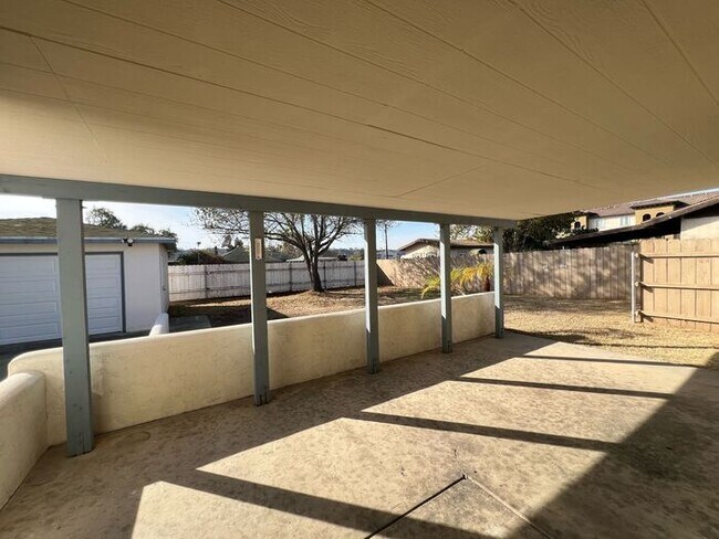 Foto del edificio - 4 Bedroom Home 2 Car Garage with Fenced Yard and Extra Parking