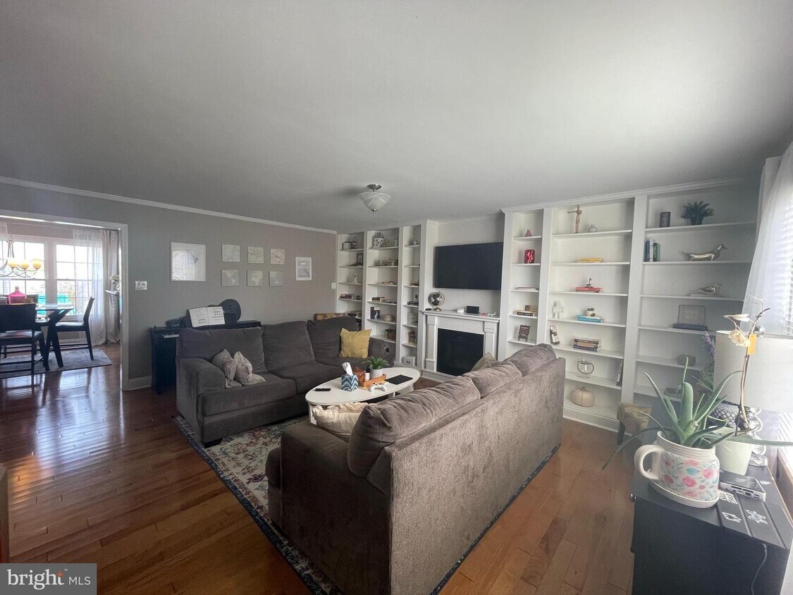 Primary Photo - 2 Chesthill Ct