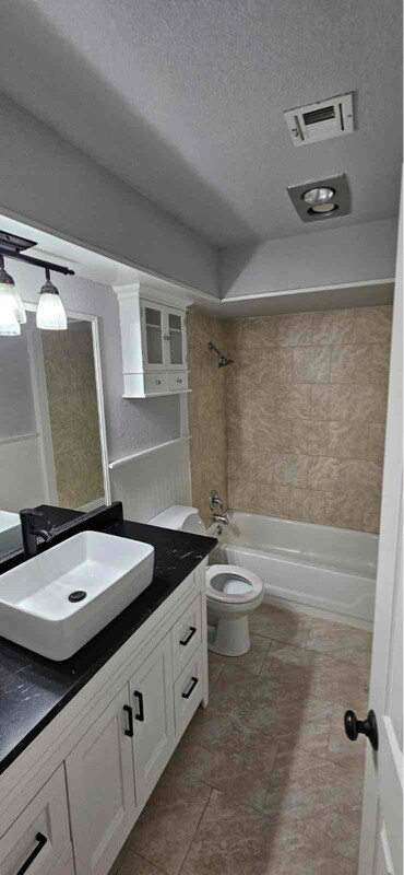Foto del edificio - 2308 Shady Tree Ln