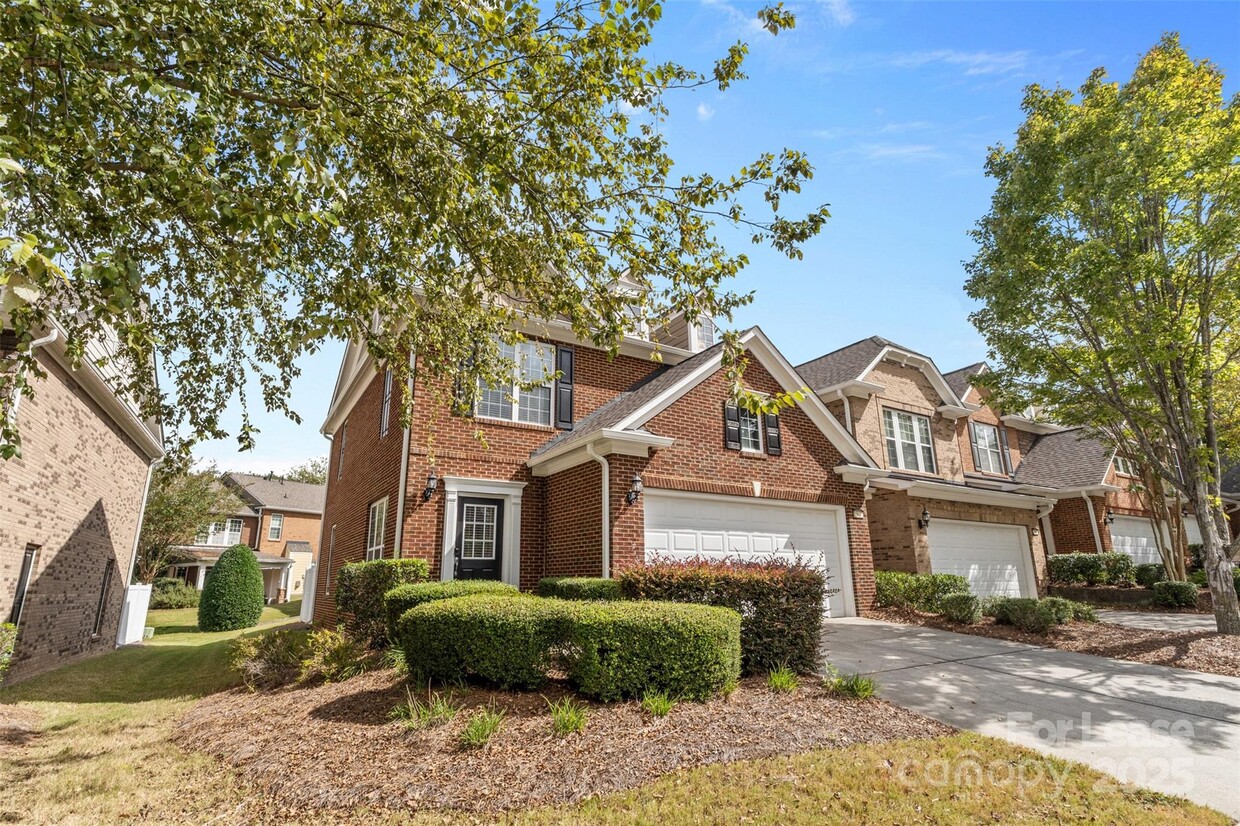 Foto principal - 15627 Canmore Street