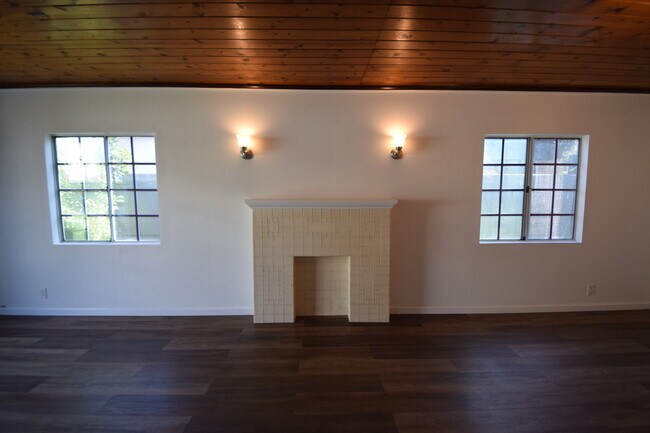Building Photo - 3300 Bellevue Ave