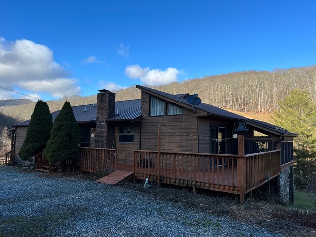 Building Photo - Beautiful Mountainside 3 Bed 2 bath in Mar...