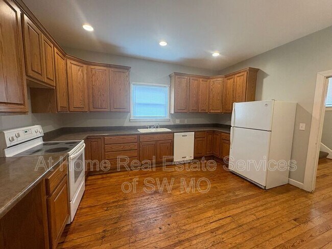 Building Photo - 752 S Main Ave