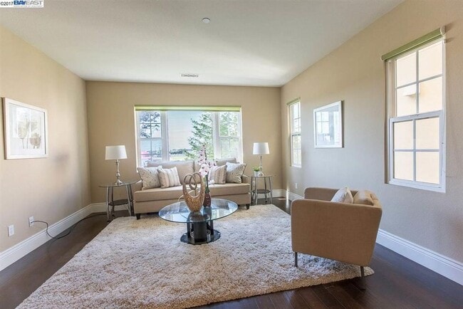 Building Photo - Beautiful and Spacious 3bd plus office/3.5...