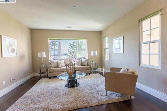 Foto del edificio - Beautiful and Spacious 3bd plus office/3.5...