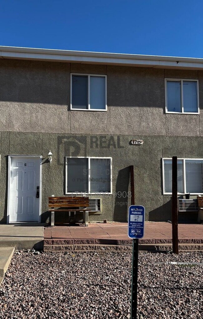 Building Photo - 1715 Oakshire Ln