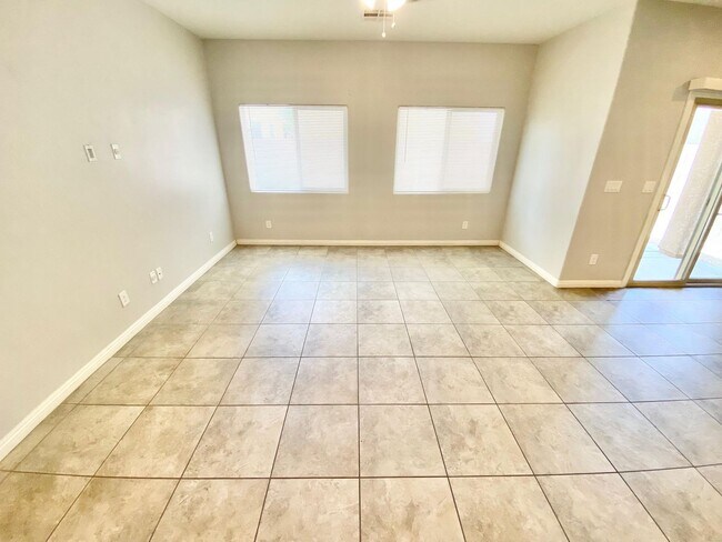 Building Photo - STUNNING 3 BEDROOM 2.5 BATH NEAR RHODES RA...