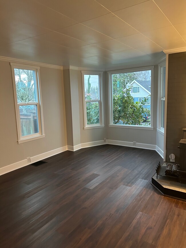 Living room bay windows add a lot of natural light - 3720 S L St