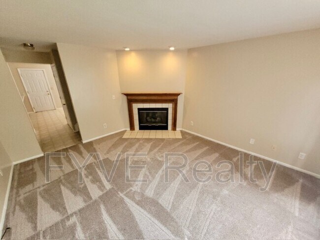 Building Photo - 469 Applegate Ln