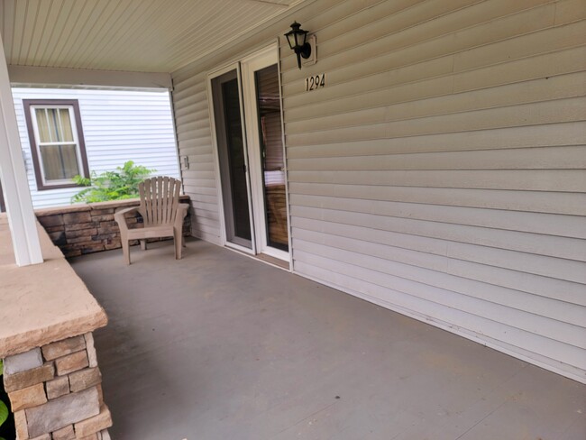 COVERED PORCH - 1294-201 Bloom Rd