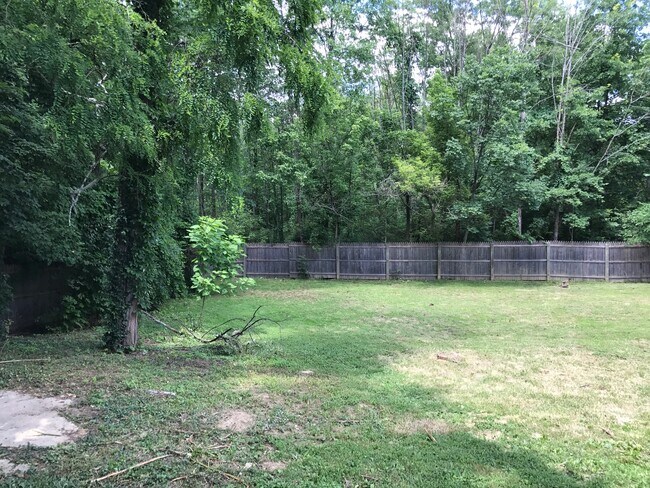 Parte del patio trasero cercado o en su mayoría - 8330 Clough Pike