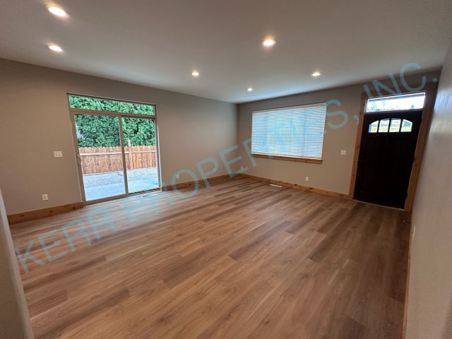 Building Photo - Discover Comfort and Space in A Charming 3-Bed, 2-Bath Retreat in Troutdale!