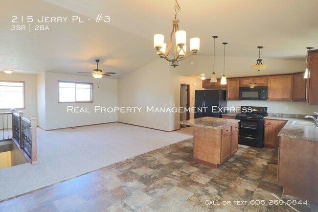 Building Photo - Beautiful Townhouse in Tea!