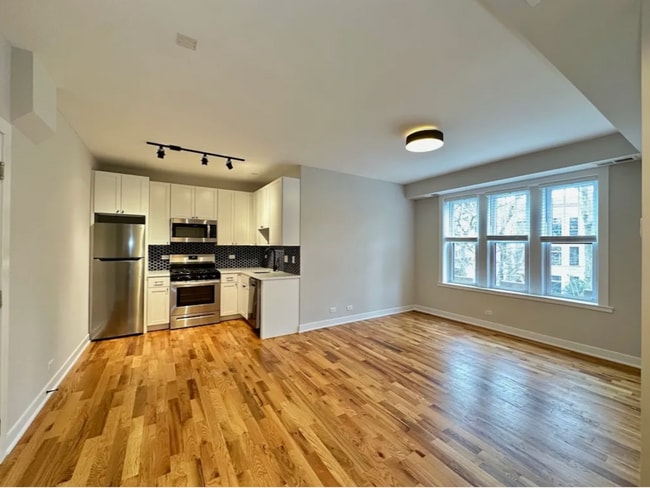 Building Photo - 655 W Wrightwood Ave