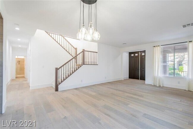 Building Photo - Stunning Summerlin 5 bedroom with a pool!