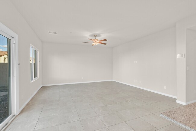 Foto del edificio - 468 Silverweed Ave