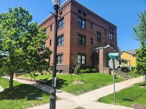 Building Photo - 702 20th St