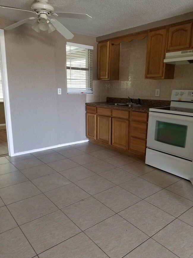 Building Photo - 5352 Poinsettia Dr