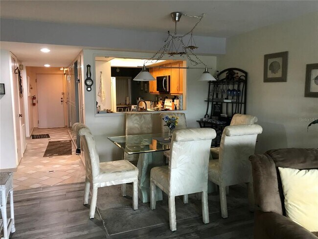 Foto del edificio - 3705 E Bay Dr