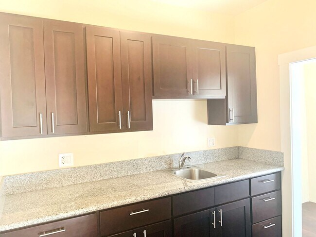Building Photo - Old World Charm 2 bedroom / 1 bath