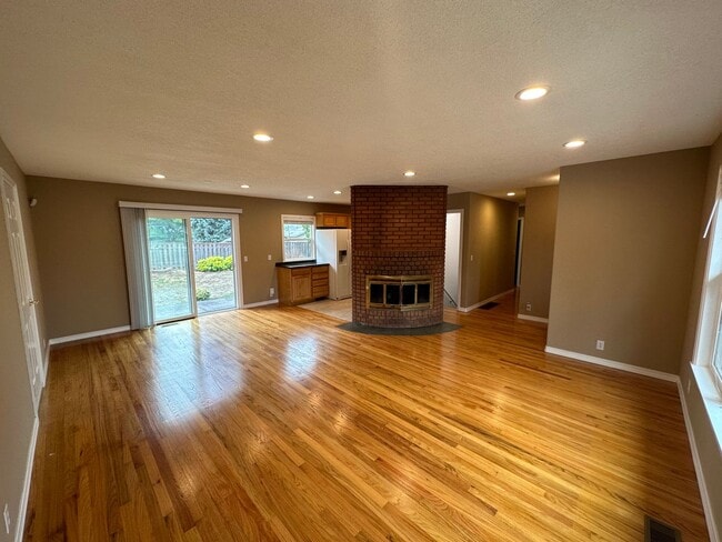 Building Photo - Perfect 4 Bed 2 Bath w/ Finished Basement ...