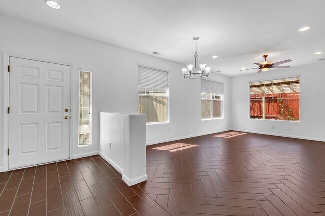Foto del edificio - Inviting 3-Bed, 2-Bath Home in Gated Commu...