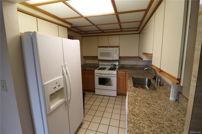 Building Photo - 2103 Bryanston Crescent St