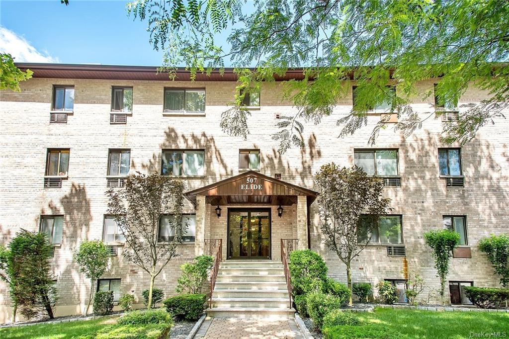Foto principal - 507 White Plains Rd