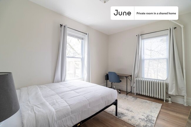 Building Photo - Private bedroom in 3 bed/1 bath Home