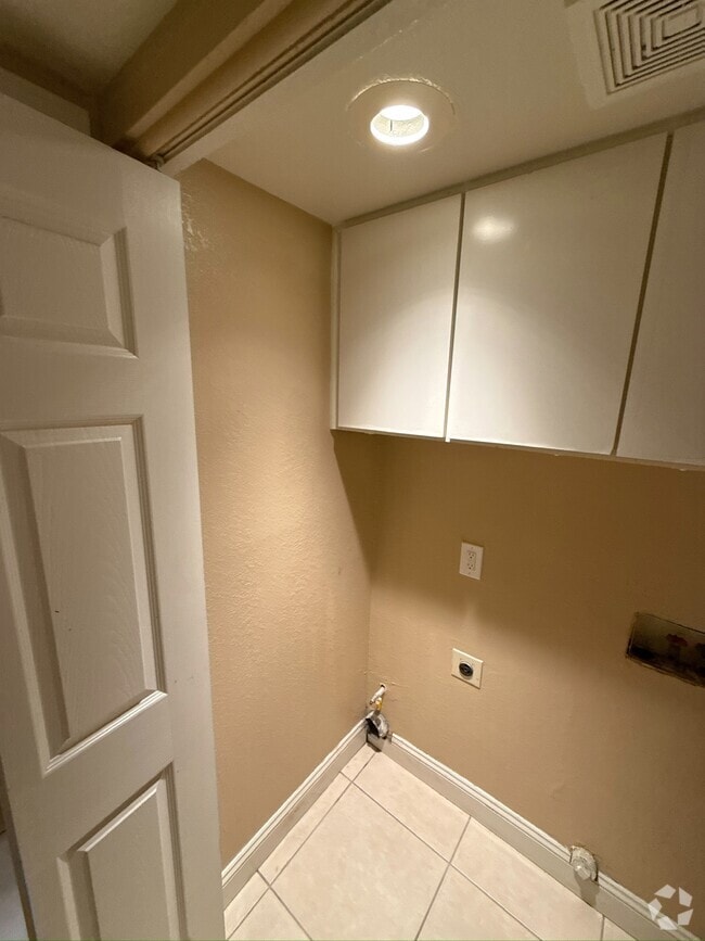 Building Photo - 1570 Deer Run Ln