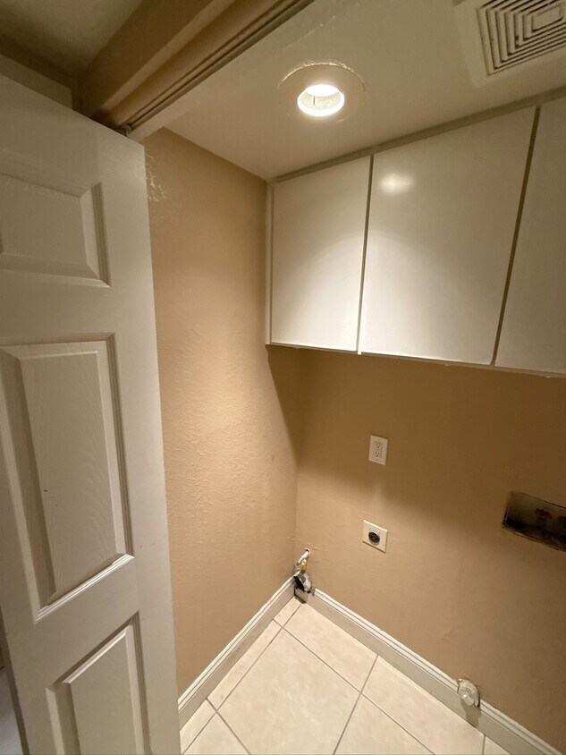 Washing machine and dryer hooks up - 1570 Deer Run Ln
