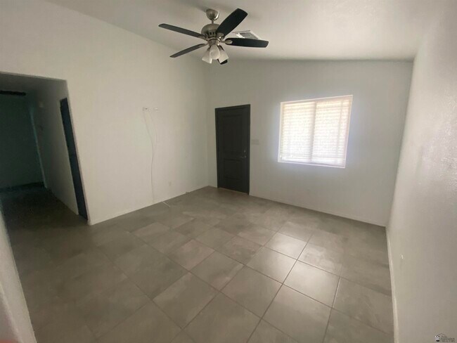 Foto del edificio - 4655 E Los Olivos Dr