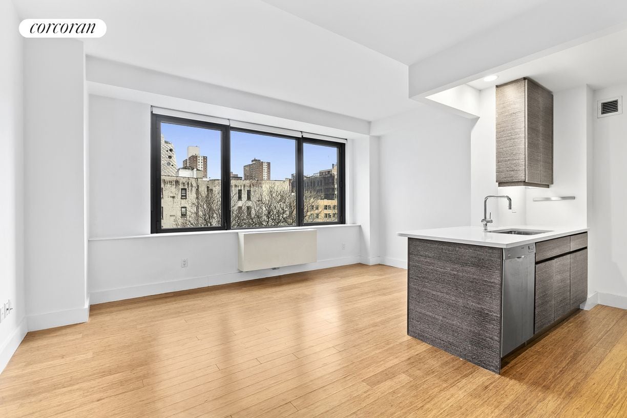 Primary Photo - 305 W 16th St