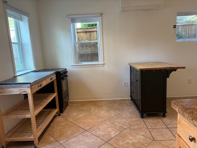 kitchen - 2001 N Emerson St