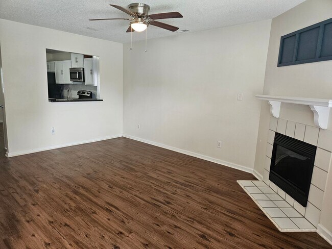 Foto del edificio - Affordable Townhome In Hunter's Creek!