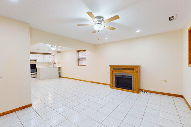 Building Photo - 4744 N Hermitage Ave