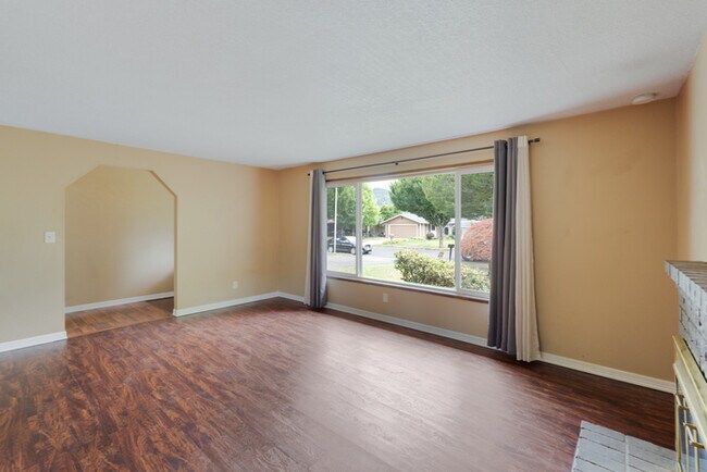 Building Photo - THREE BEDROOM IN MINT VALLEY
